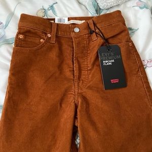✨Levi’s Corduroy Ribcage Flare jeans✨